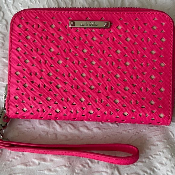 NWOT Stella & Dot Pink Laser Cut Chelsea Tech Wristlet - Zip Around Wallet - Picture 1 of 4